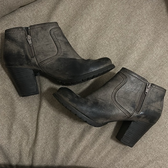 Clark booties, size 8.5 - Picture 2 of 3
